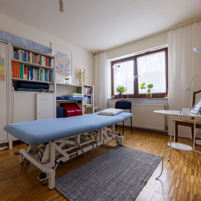 Behandlungsraum mit Liege in der Praxis von Eva Lamla