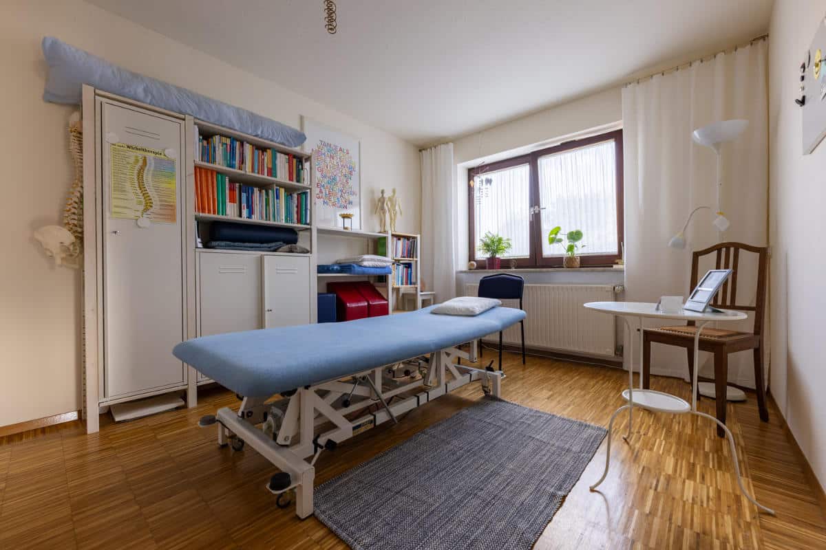 Behandlungsraum mit Liege in der Praxis von Eva Lamla