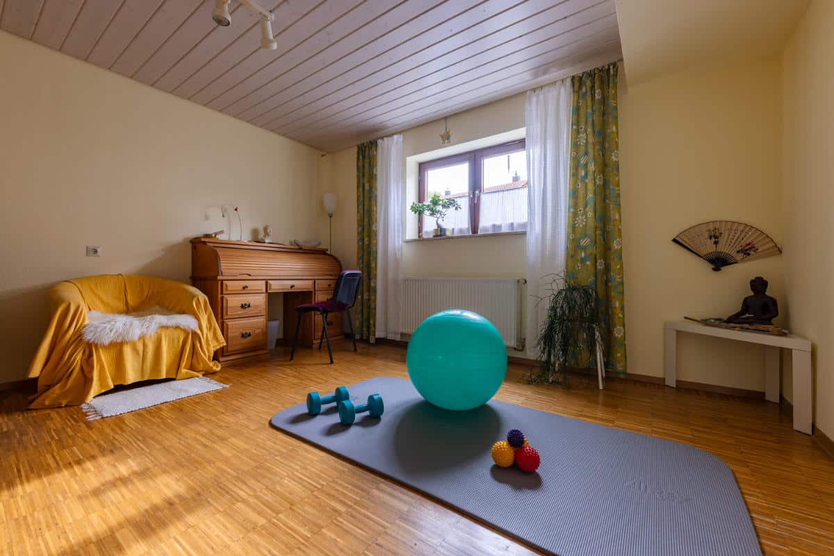 Behandlungsraum mit diversen Utensielien in der Praxis von Eva Lamla